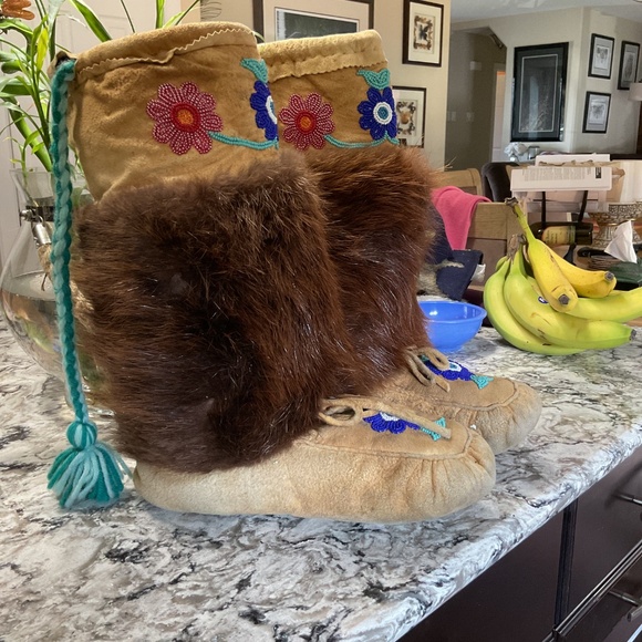 Moose hide Inuit boots - Picture 2 of 6